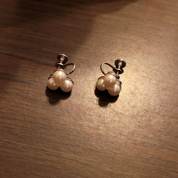 Vintage Jewelry - Faux Pearl screw on earrings